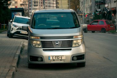 Batum. Georgia-- 11 Ekim 2020: Nissan minivan Batumi sokaklarında