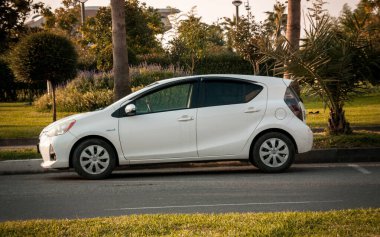 Batum. Gürcistan - 15 Ekim 2020: Toyota Prius Batumi Caddesi