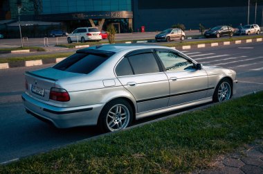 Batum. Gürcistan - 16 Ekim 2020: Batumi Caddesi üzerindeki BMW arabası