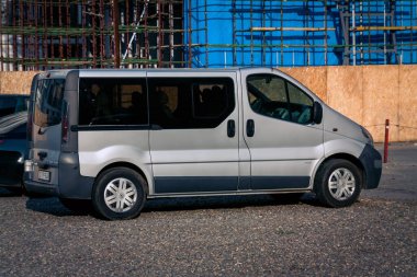Batum. Gürcistan - 27 Ekim 2020: Renault minibüsü Batumi sokaklarında