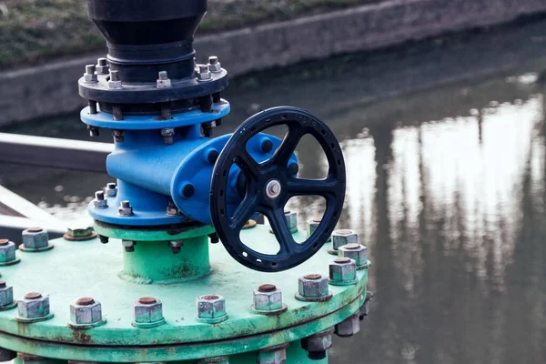 クリークダムの工業用水タップ — ストック写真