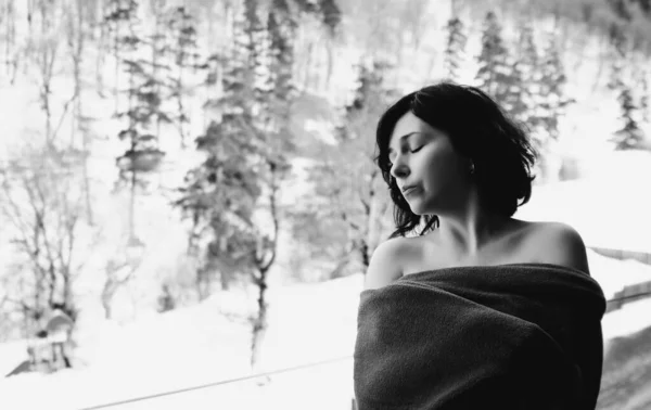 Brunette Femme Sur Balcon Hiver — Photo