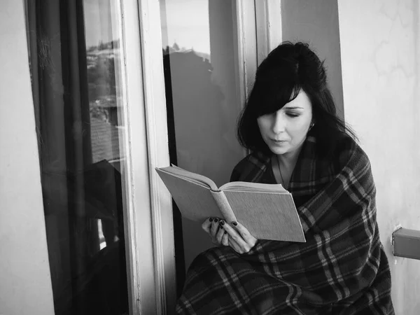 Donna Sul Balcone Con Libro — Foto Stock