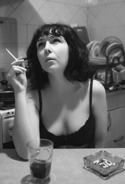 古い台所に座っている女性のヴィンテージ肖像画 — ストック写真