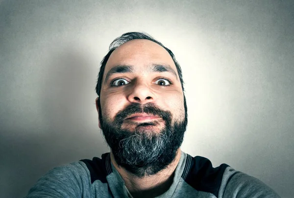 Homem Engraçado Com Barba Fazendo Expressões — Fotografia de Stock