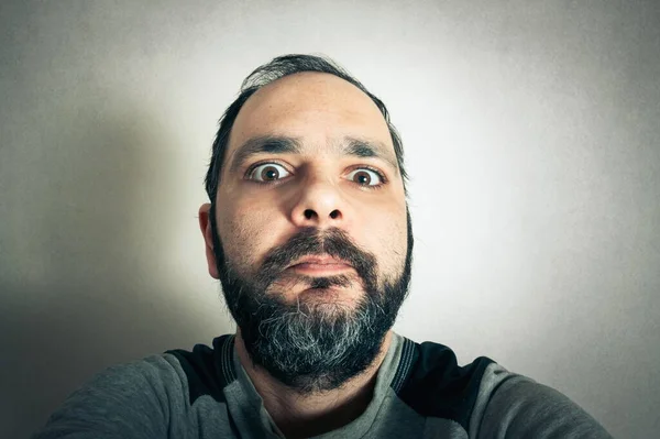 Homem Engraçado Com Barba Fazendo Expressões — Fotografia de Stock