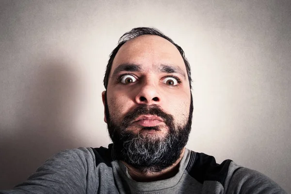 Homem Engraçado Com Barba Fazendo Expressões — Fotografia de Stock