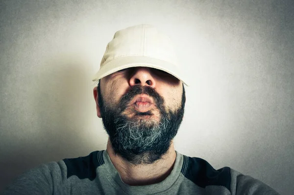 Homem Engraçado Com Barba Fazendo Expressões — Fotografia de Stock