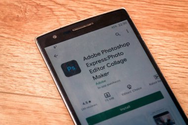 Batum. Georgia - 23 Ocak 2021: Telefonda Photoshop uygulaması