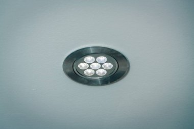 Tavanda modern ampuller