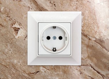 Evdeki elektrik prizi kapanıyor.