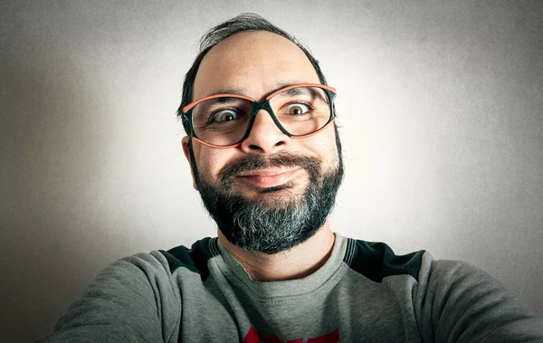 Homem Engraçado Com Barba Fazendo Expressões — Fotografia de Stock