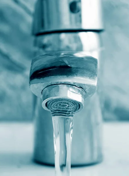 Primer Plano Del Agua Que Fluye Del Grifo — Foto de Stock