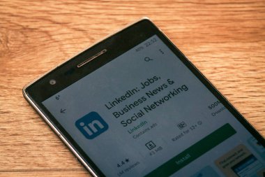 Batum. Georgia - 23 Ocak 2021: Akıllı telefondaki LinkedIn uygulaması