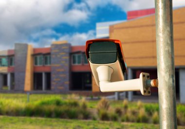 Güvenlik kamerası mülke yakın çekim yapıyor.