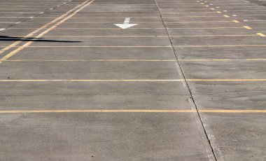 Araba park yerleri yere boyanmış.