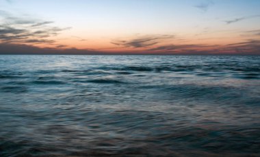 Akşam denizinin uzun pozu. Batum. Georgia