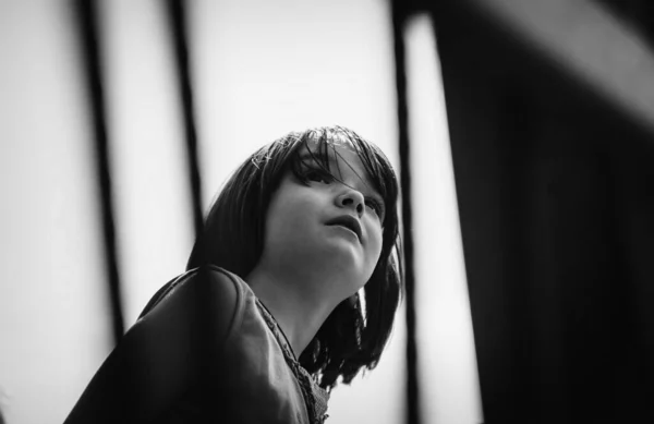 Egy Kislány Játszik Játszótéren — Stock Fotó