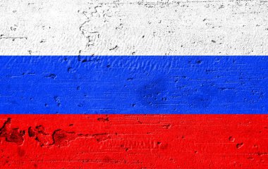 Duvarda ülke bayrağı var.