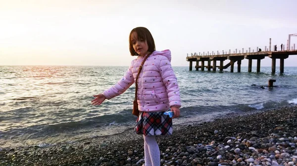 Little Girl Beach — Stock Photo, Image