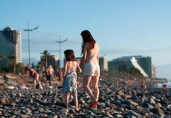 Mor Med Barn Flicka Vid Havet Stranden Vid Solnedgången — Stockfoto