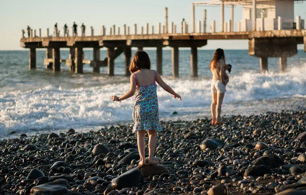 Mère Avec Enfant Fille Plage Mer Coucher Soleil — Photo