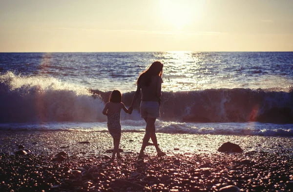 Mutter Mit Kind Strand Bei Sonnenuntergang — Stockfoto