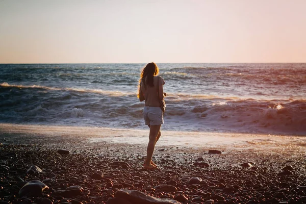 Brünette Frau Meer Bei Sonnenuntergang — Stockfoto