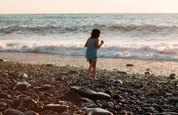 Kleines Mädchen Spielt Strand — Stockfoto