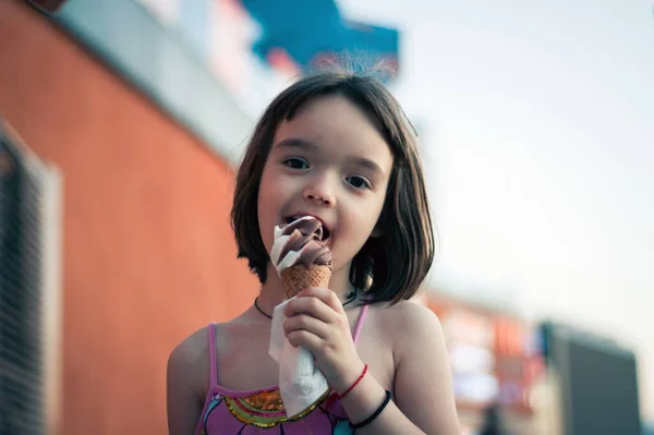 Ragazzina Mangiare Gelato All Aperto — Foto Stock