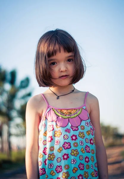 Mała Dziewczynka Zabawy Świeżym Powietrzu Zachód Słońca — Zdjęcie stockowe