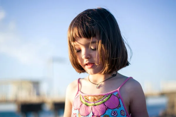 Mała Dziewczynka Zabawy Świeżym Powietrzu Zachód Słońca — Zdjęcie stockowe
