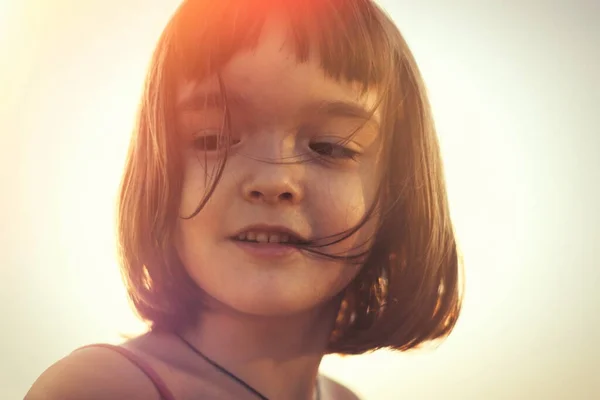 Klein Meisje Het Hebben Van Plezier Buiten Zonsondergang — Stockfoto