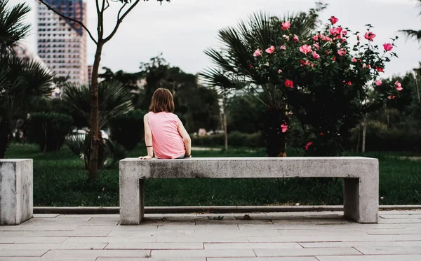 Κοριτσάκι Που Κάθεται Μόνο Στον Πάγκο — Φωτογραφία Αρχείου