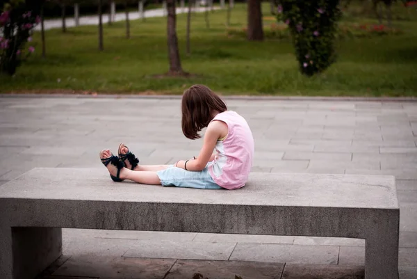 Liten Flicka Sitter Ensam Bänken — Stockfoto