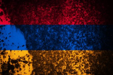 Bayrağı boyanmış eski çatlak bir duvar