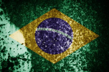 Bayrağı boyanmış eski çatlak bir duvar