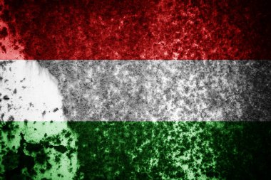 Bayrağı boyanmış eski çatlak bir duvar