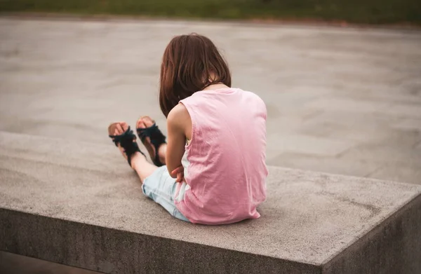 Liten Flicka Sitter Ensam Bänken — Stockfoto