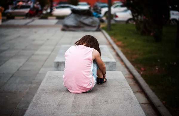 Κοριτσάκι Που Κάθεται Μόνο Στον Πάγκο — Φωτογραφία Αρχείου