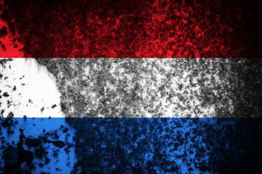 Bayrağı boyanmış eski çatlak bir duvar