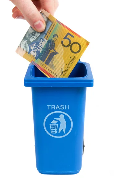 Cestino della spazzatura con soldi — Foto Stock