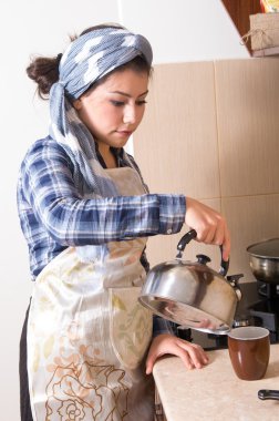 mutfakta ev kadını