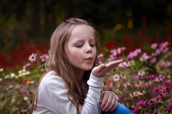 Menina no parque — Fotografia de Stock