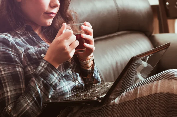 Mädchen mit Computer — Stockfoto