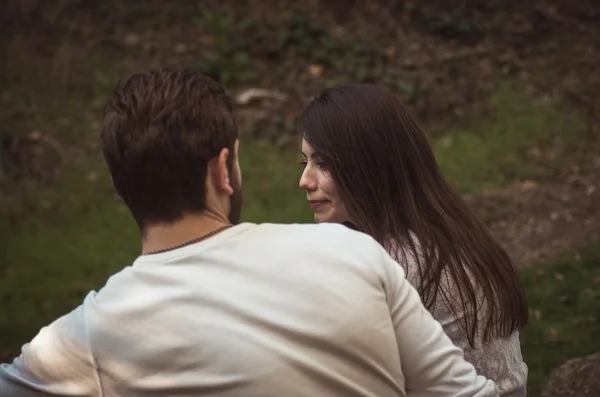 Couple in park — Stock Photo, Image