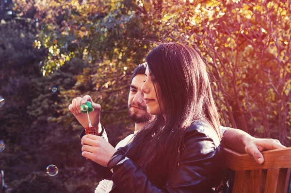 Couple in park — Stock Photo, Image