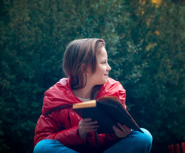 Meisje in park lezing — Stockfoto