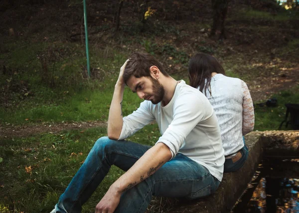 Casal no parque — Fotografia de Stock