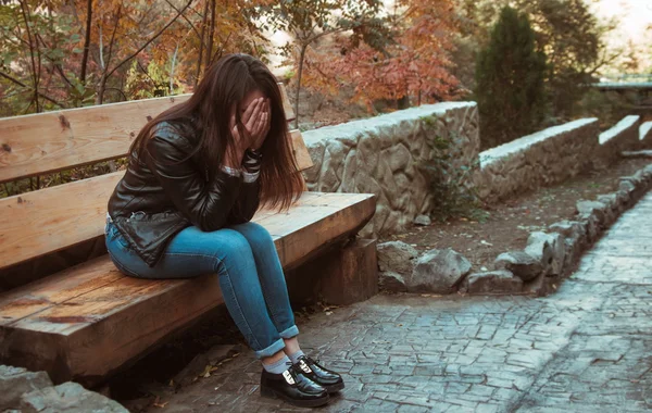 Depressief meisje in park — Stockfoto